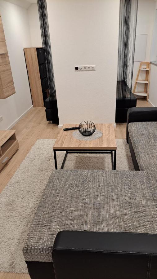 Standaardkamer met 2 eenpersoonsbedden en een bank