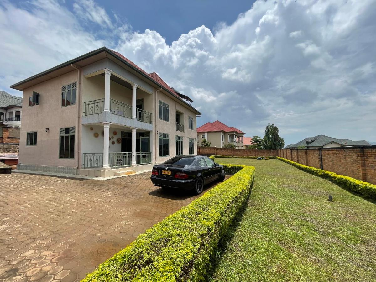 Captivating 7-Bed House in Kigali Rwanda - Bed and Breakfast