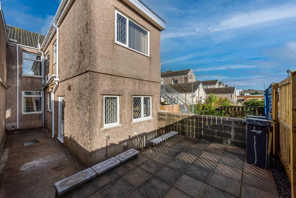 Cheerful 5 bed Property in Llanelli - B&B