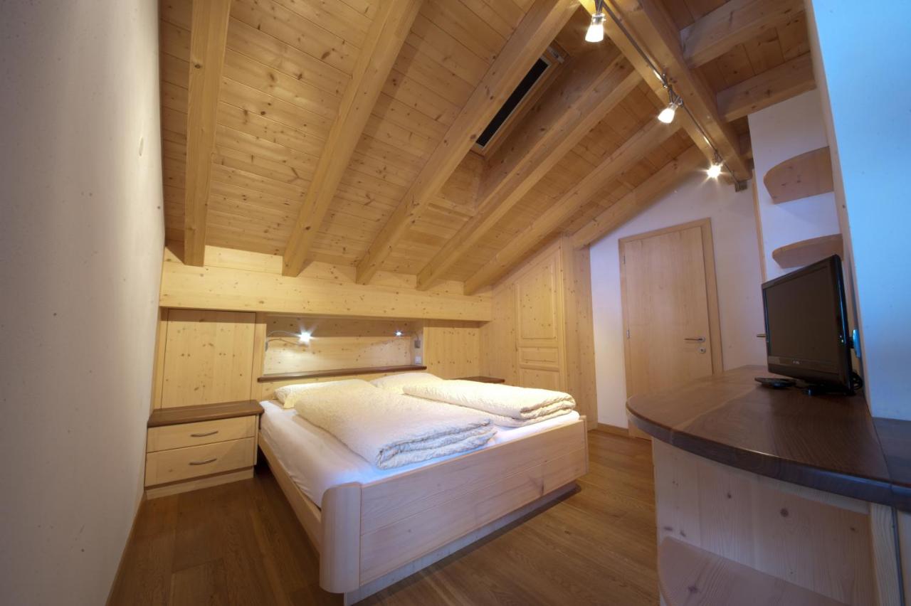 Two-Bedroom Apartment (4 Adults) with Mountain View