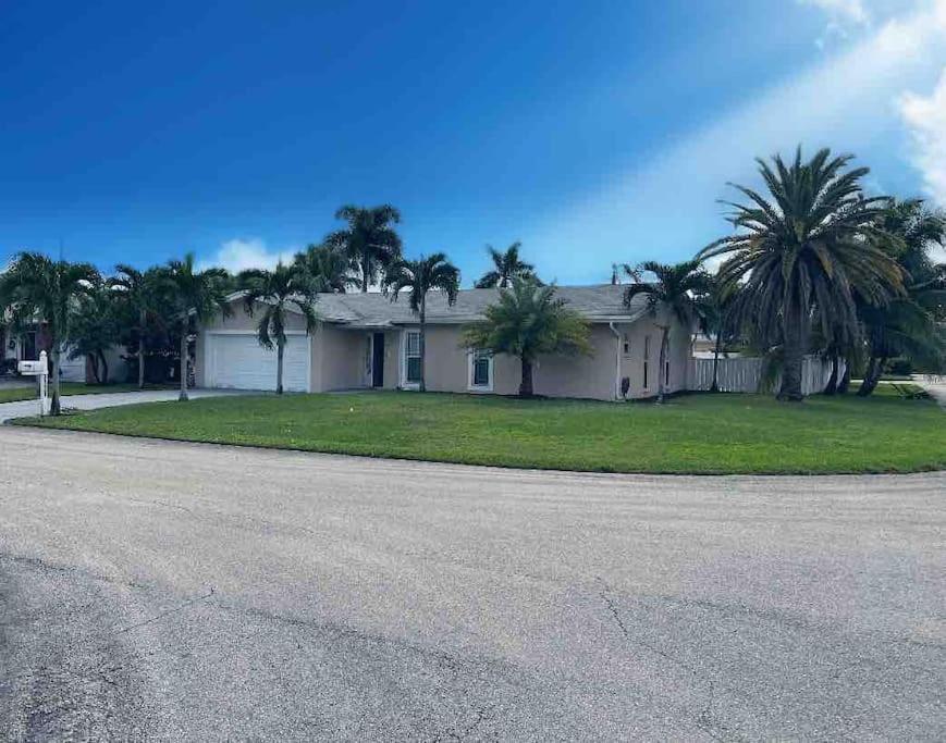 Gorgeous open concept 4 BR with heated pool and lounge area - B&B