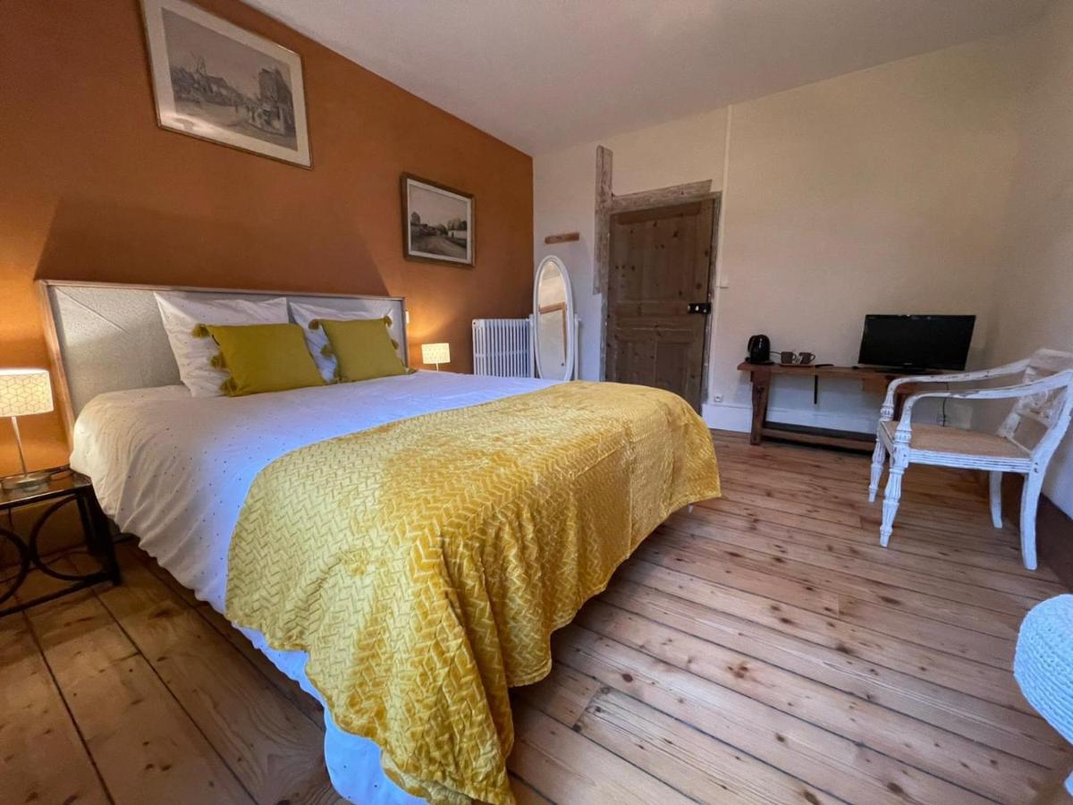 Habitación con cama grande y vistas al jardín