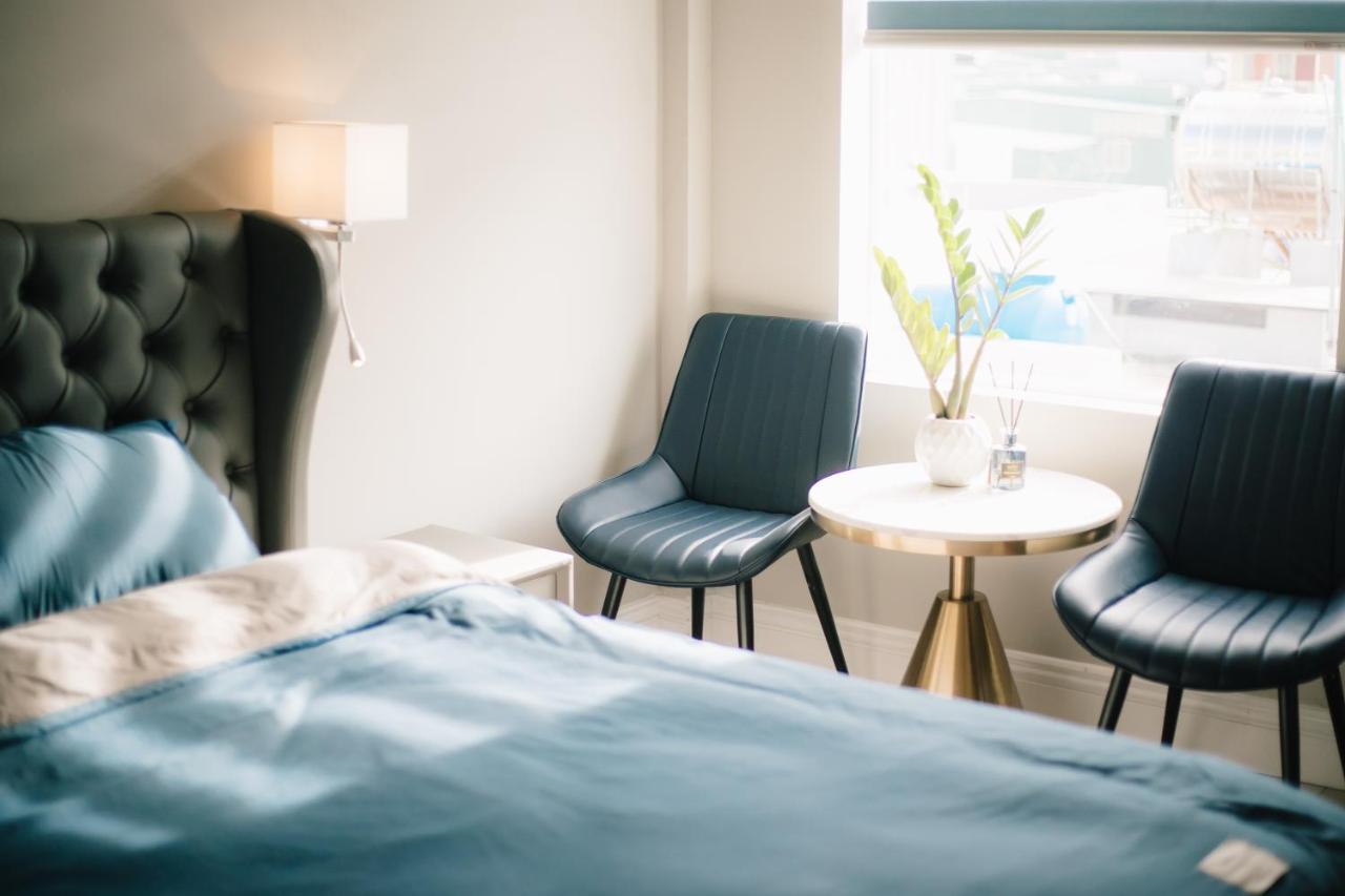 Kamer met Kingsize Bed en Uitzicht op de Bergen