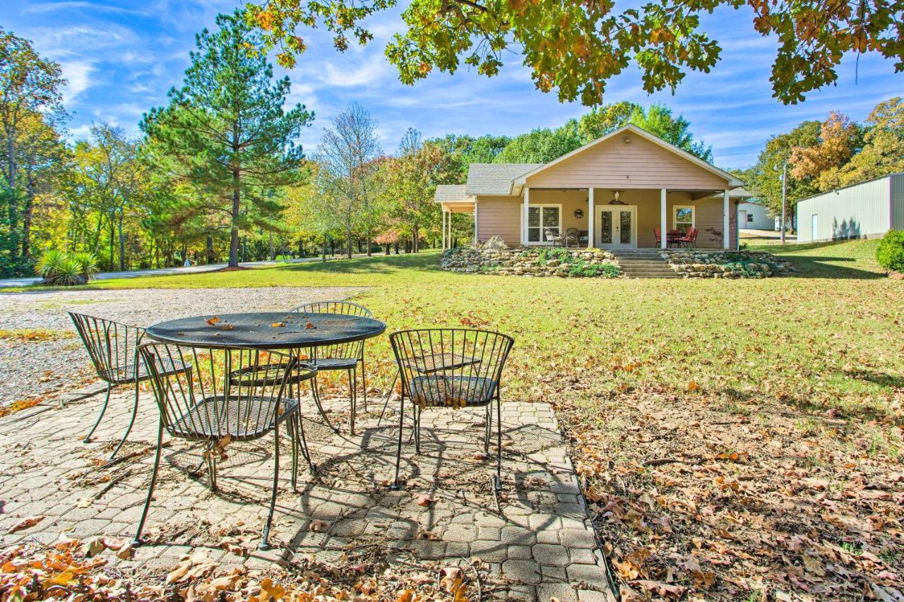 B&B Kingston - Kingston Home with Patio Less Than 4 Mi to Lake Texoma! - Bed and Breakfast Kingston