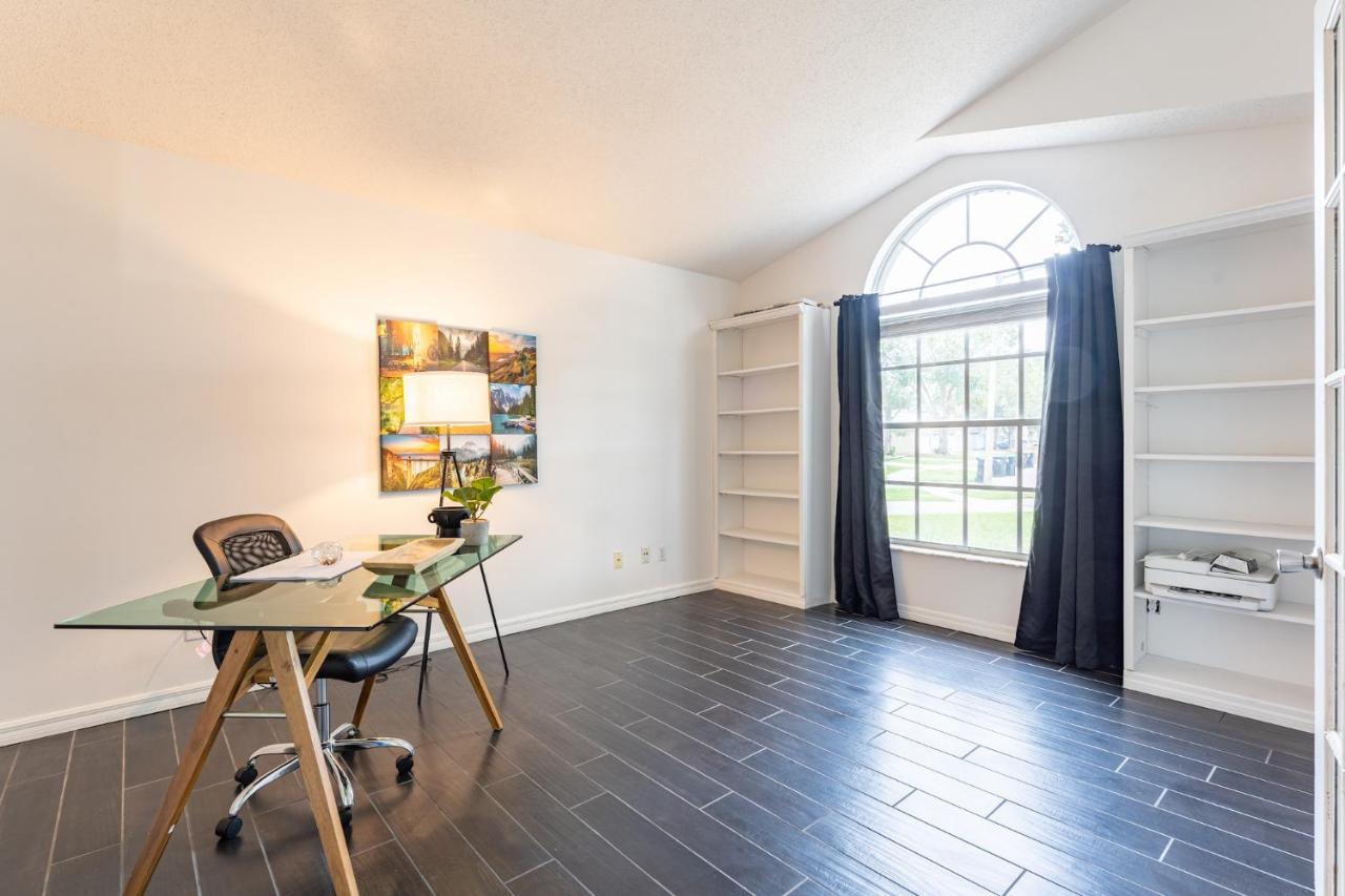 East Orlando Getaway - 3BR/2BTH - *Pool *Parking - B&B