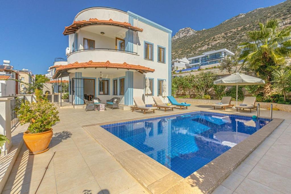 B&B Kas - 3 bedroom Villa with large pool area and top floor panoramic views - Bed and Breakfast Kas