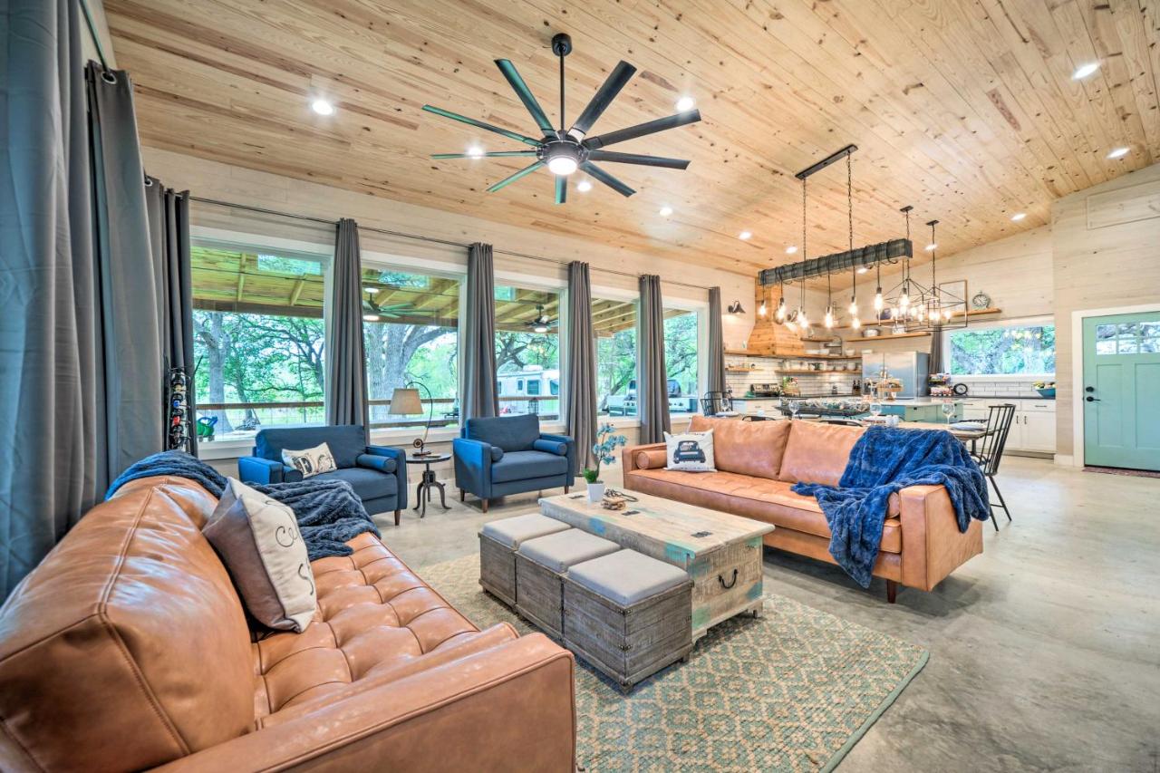 Stunning Blanco Home with Direct River Access! - Chambres d’hôtes
