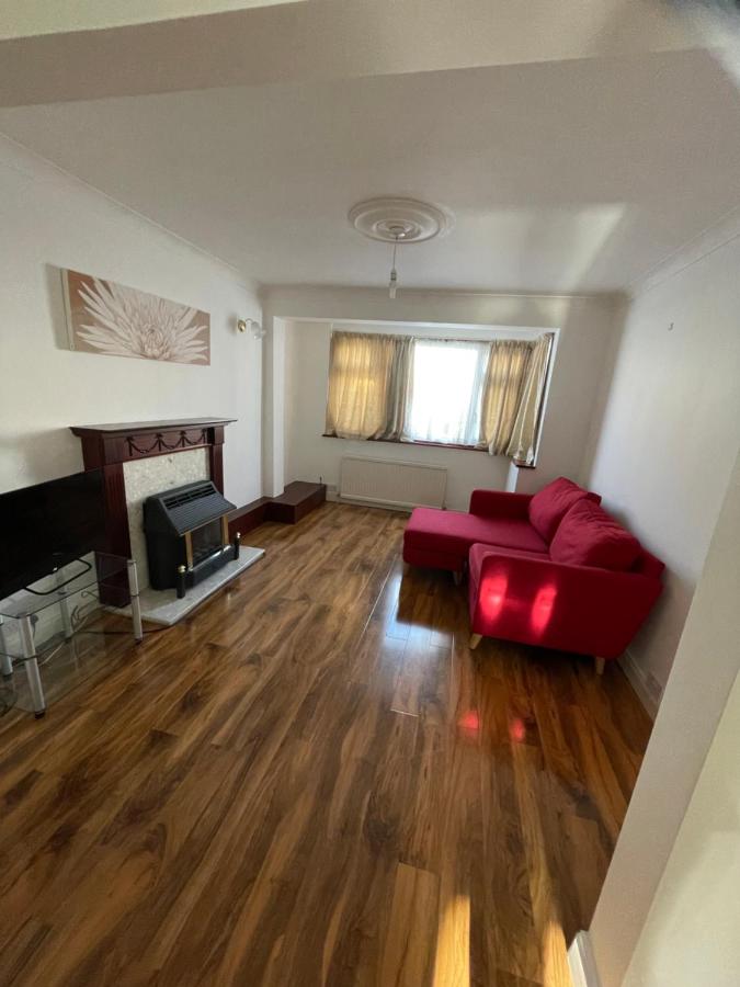 B&B London - NKY Sweet 3 Bed House Apartment - Bed and Breakfast London