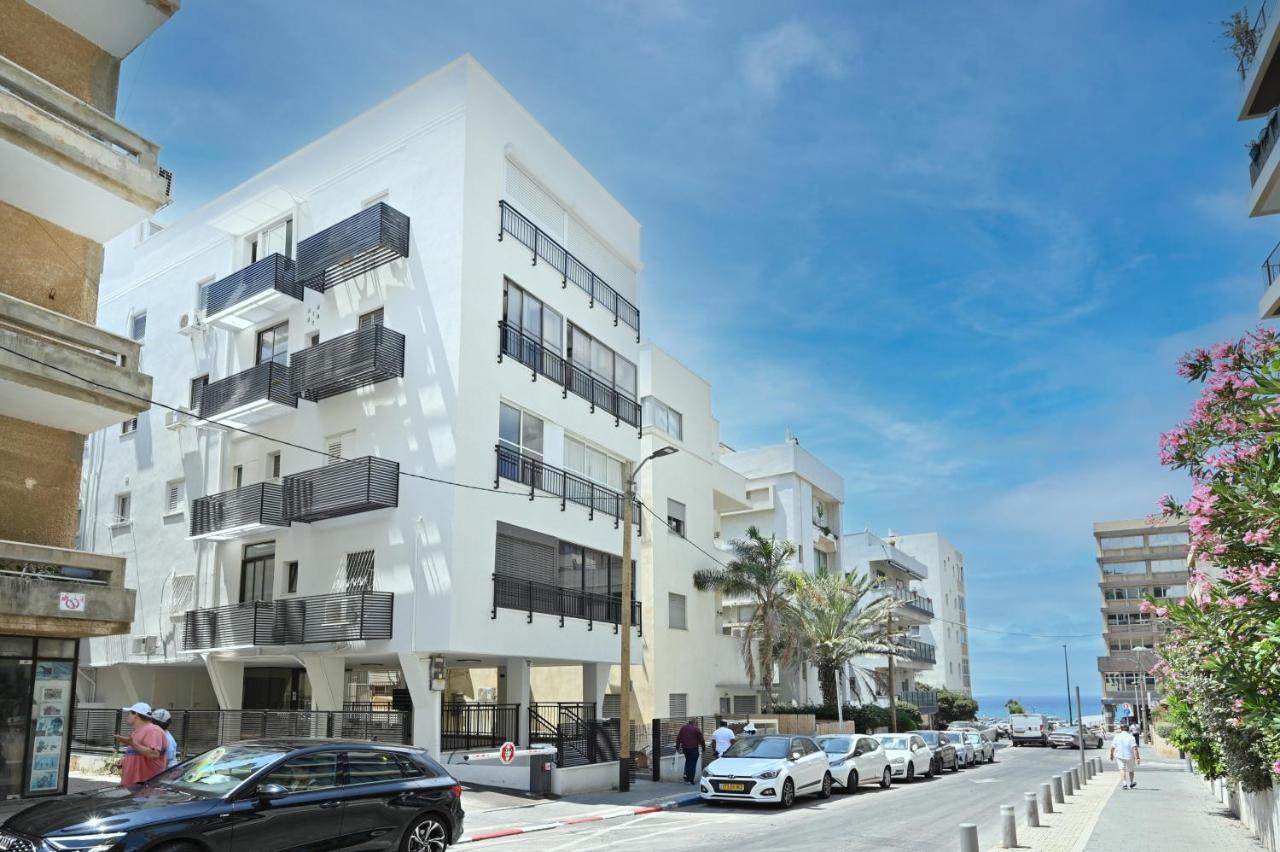 Cool 1BR in front of the Beach by HolyGuest - Bed and Breakfast Tel Aviv