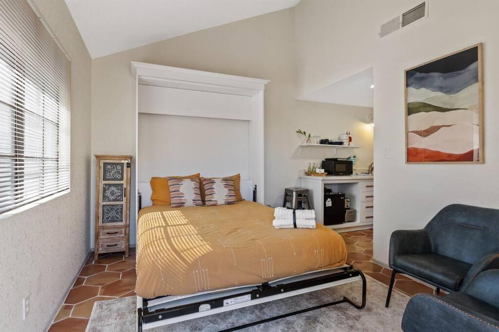 Studio on the Lake w/ Pool, Hot Tub & Tennis - B&B Chandler