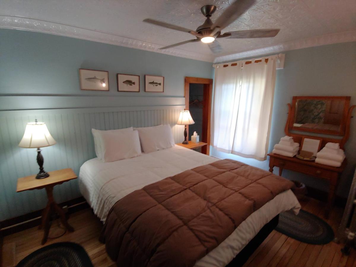 Deluxe Queen Suite
