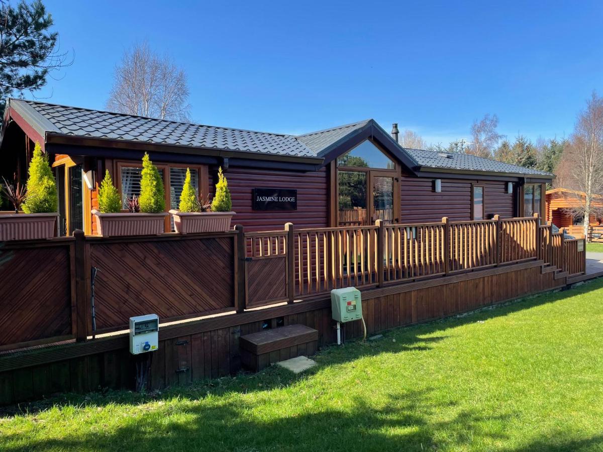 Jasmine Lodge, 2 bedroom with hot tub - Felmoor Park - B&B Felton