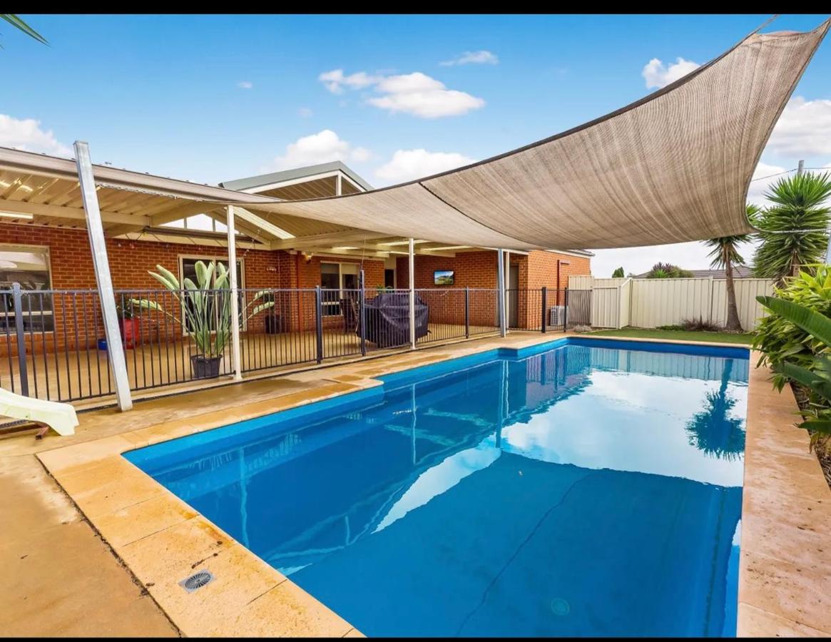 B&B Carisbrook - Modern family home with pool - Bed and Breakfast Carisbrook