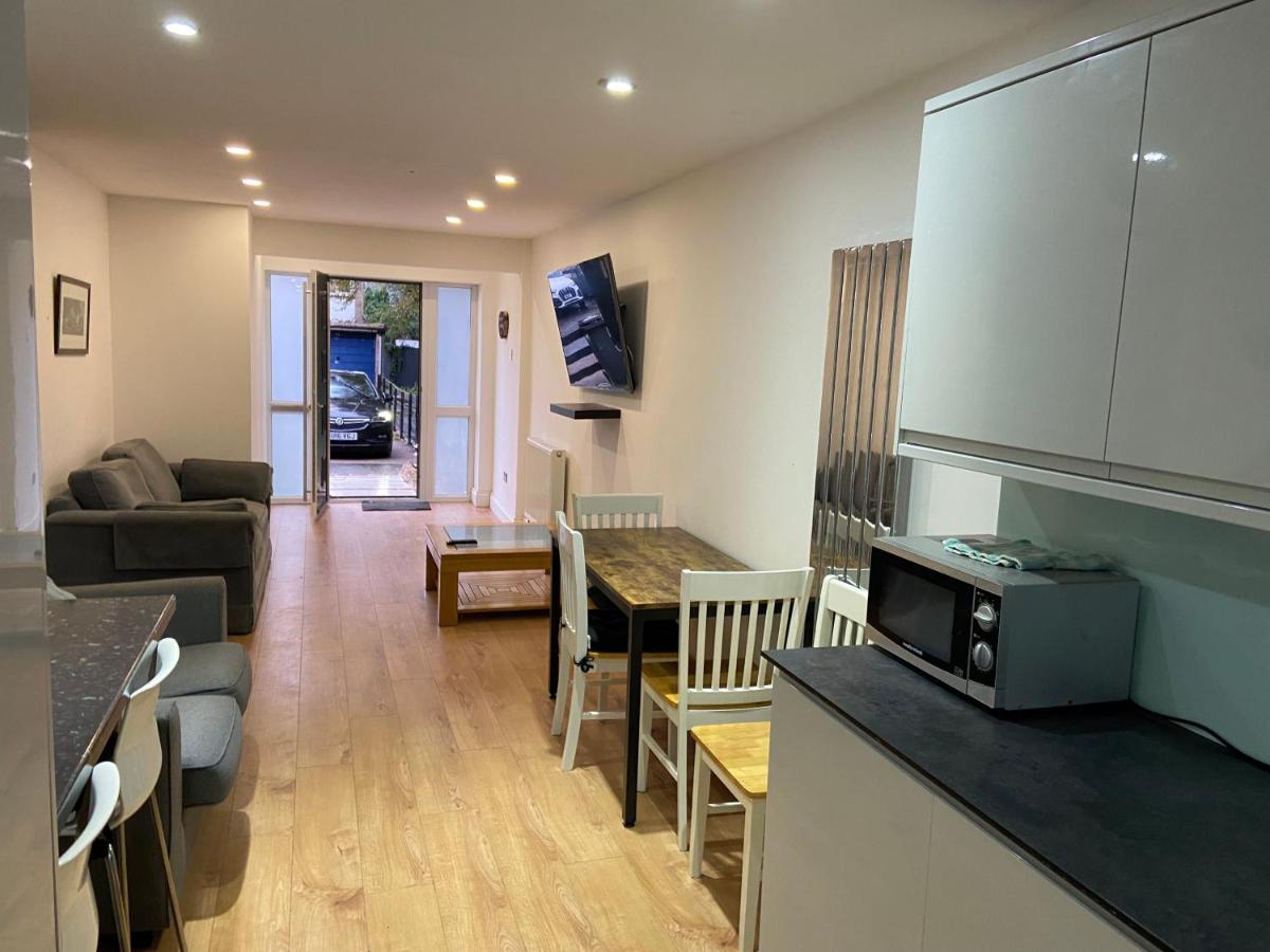 Corporate Large Modern 4 to 5 Bedroom House - B&B
