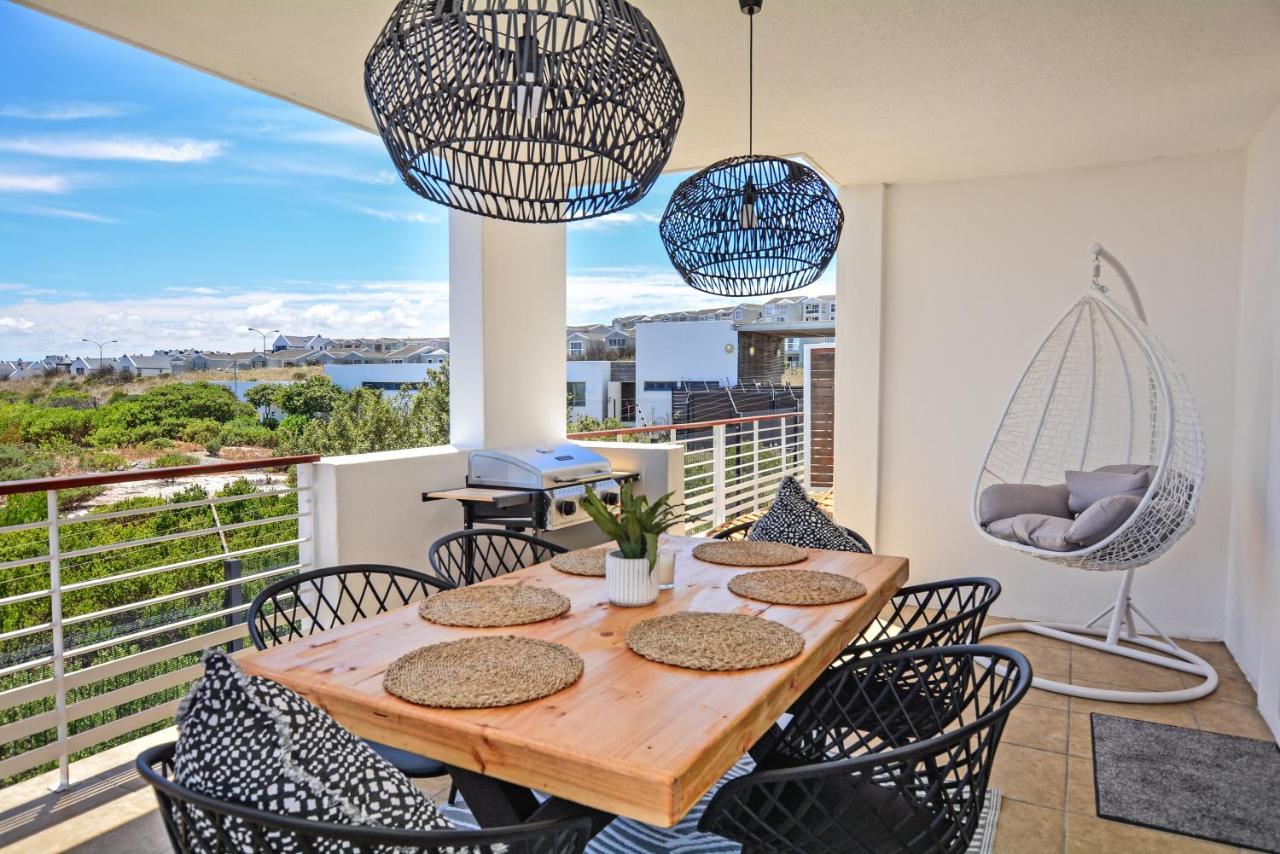 B&B Kaapstad - Designer Beachfront Apartment in Big Bay with swimming pool- 2 bedroom, 1 Azure - Bed and Breakfast Kaapstad