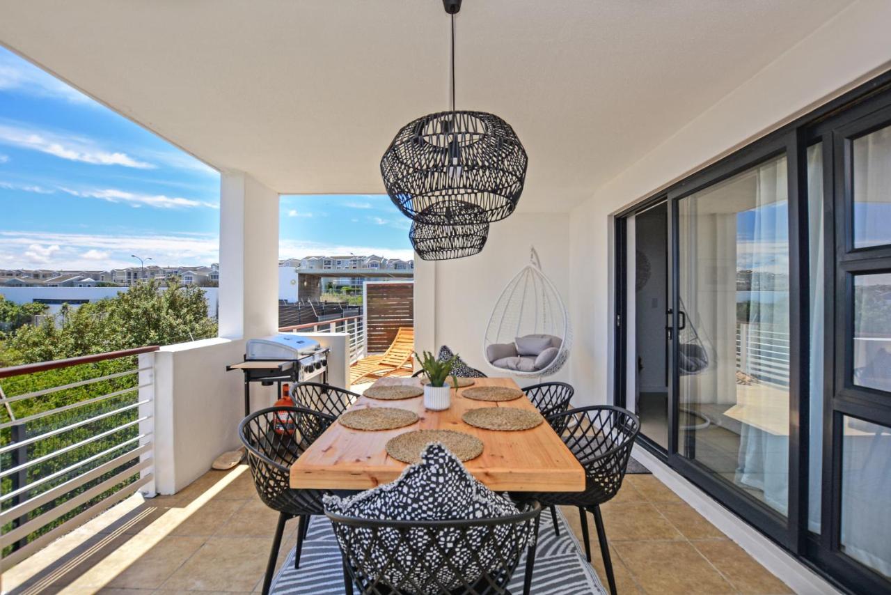 Designer Beachfront Apartment in Big Bay with swimming pool- 2 bedroom, 1 Azure - B&B