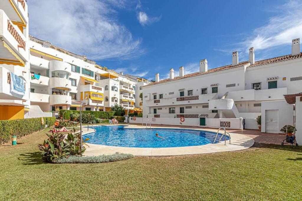 797 Holiday Rentals - Apartamento frente al Parque la Paloma con piscina - Chambres d'hôtes Benalmádena