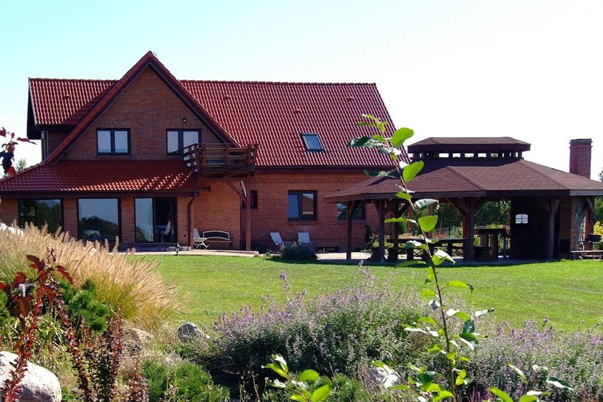 Mazury całoroczny dom nad jeziorem do wynajęcia z własną linią brzegową - B&B Pasym