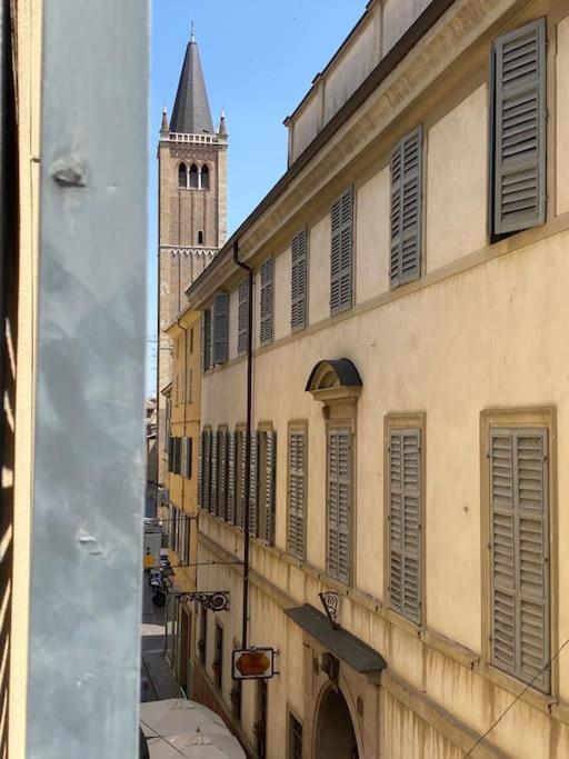 Le Finestre Sul Borgo 1 - Very near to Piazza Garibaldi and the Cathedral - B&B Parma