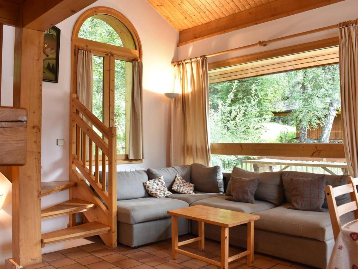 Chalet cosy 6 pers. à 100m des pistes avec garage fermé et parking, Méribel - Chambres d'hôtes Les Allues