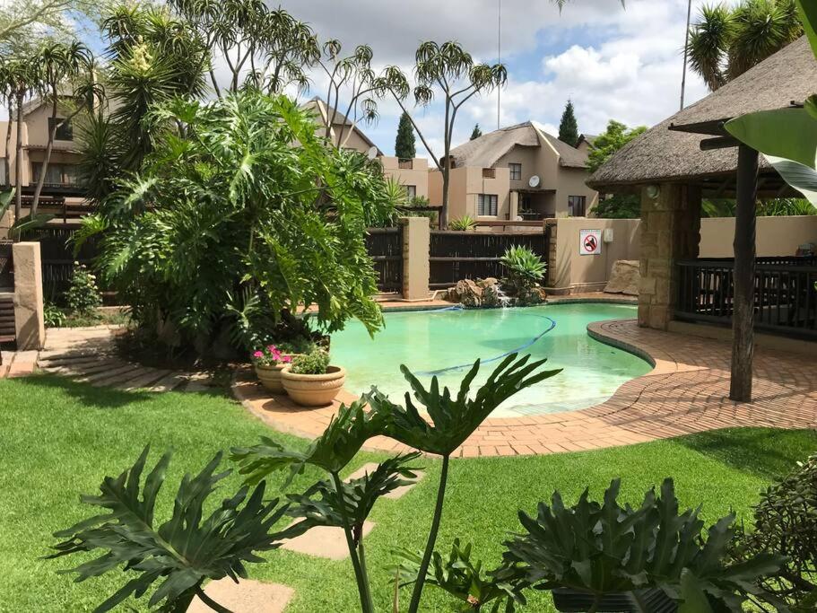 Perfectly located beauty in secure Estate - B&B