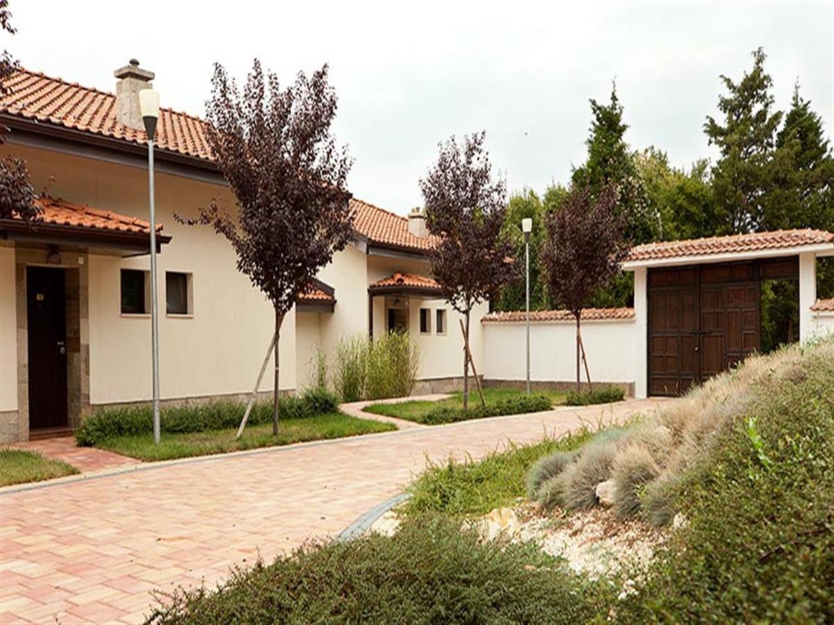 One-Bedroom House with Lake View