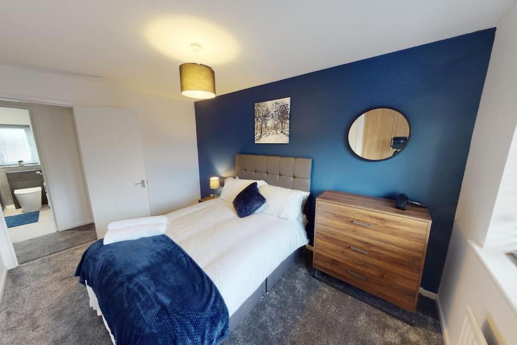 B&B Kingston upon Hull - HU-Nine Dock House - Sleeps 4 - Bed and Breakfast Kingston upon Hull