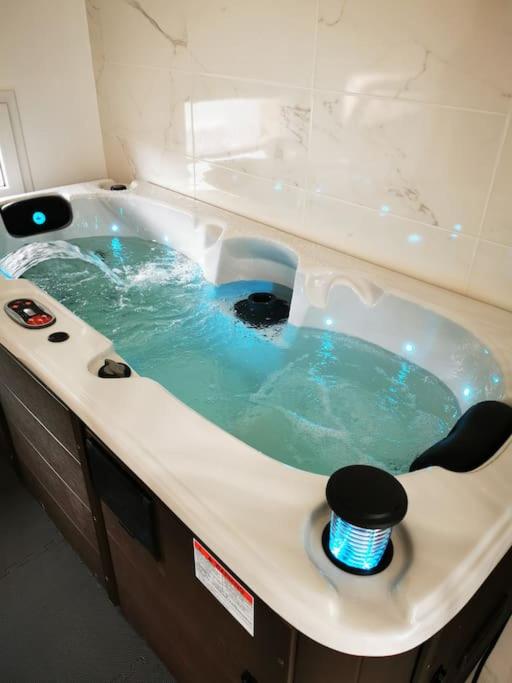 Jaccuzzi privatif dans studio tout confort - B&B Lachapelle-sous-Aubenas