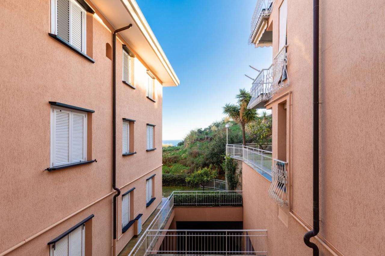 086 - Sunshine Home, 5 minuti dalla spiaggia - PARCHEGGIO PRIVATO GRATIS INCLUSO - Chambres d'hôtes Ospedaletti