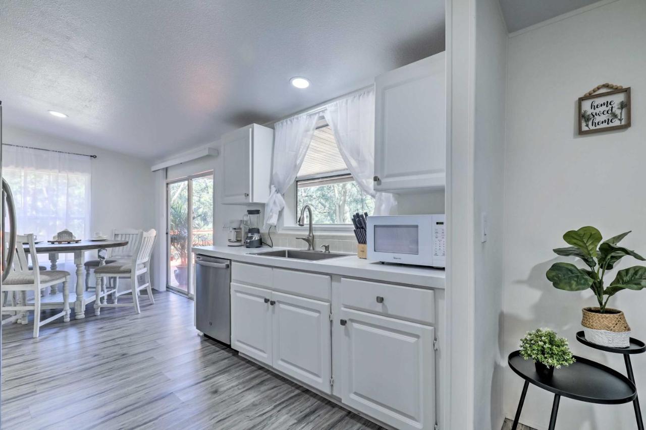 Valrico Retreat with Fire Pit about 18 Mi to Tampa! - Bed and Breakfast