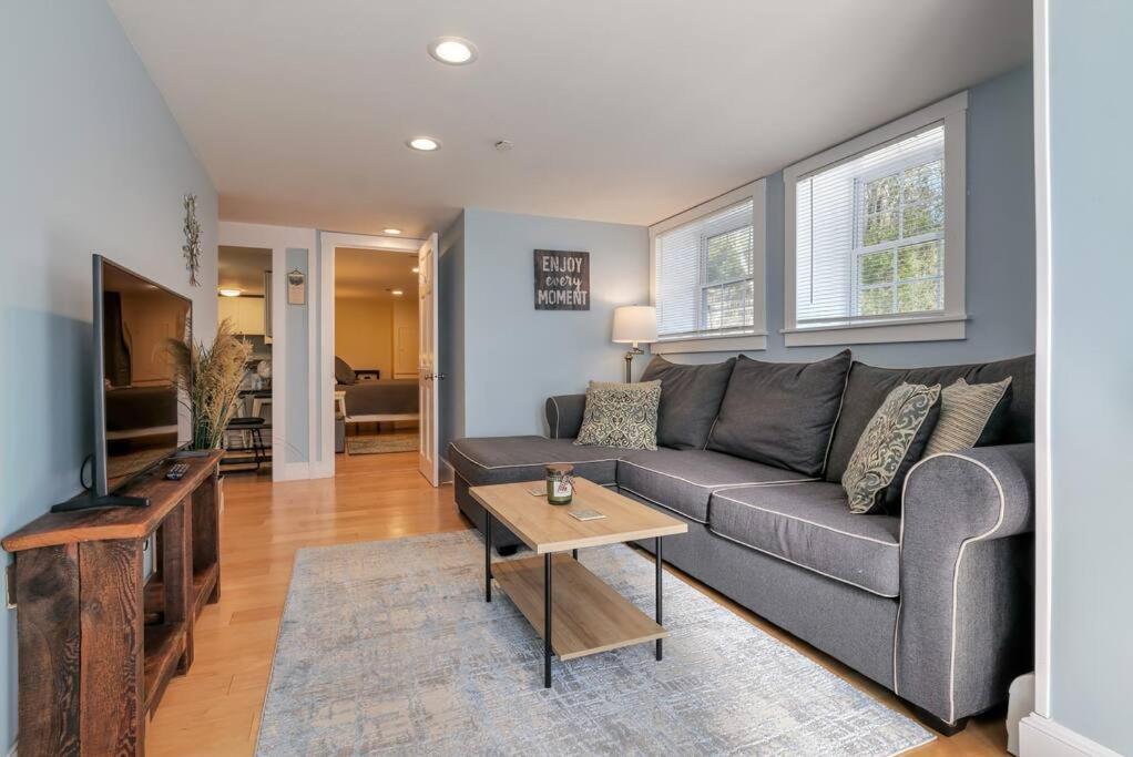 2BR Apt w/ 3 min Walk to downtown SWH - [Low Tide] - Bed and Breakfast