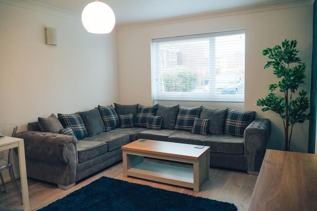 B&B Chelmsford - Modern 2 Bed Apartment Near City Centre - Bed and Breakfast Chelmsford