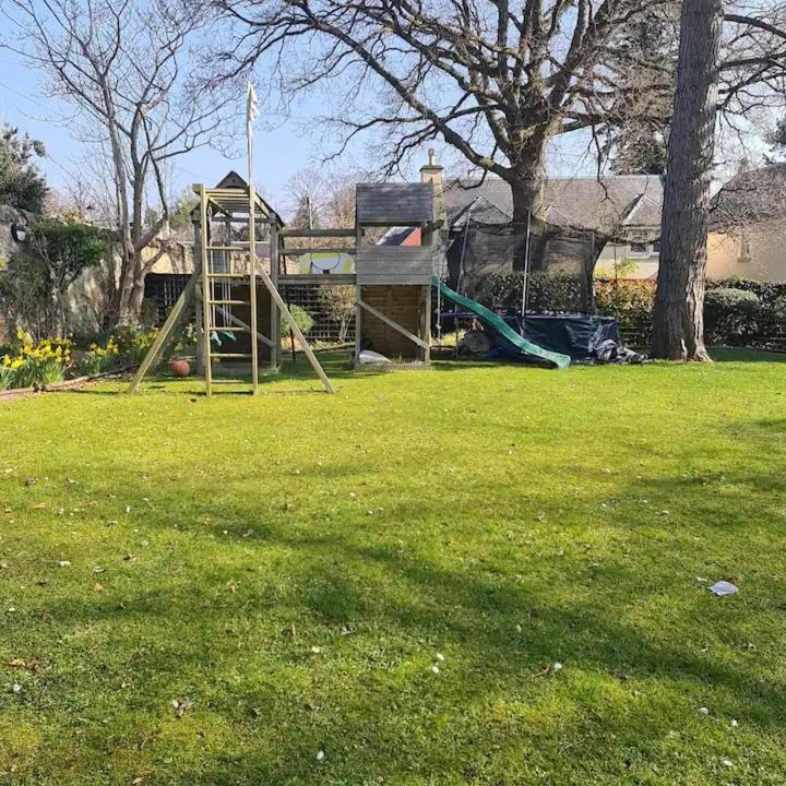 Superb 5 bedroom Villa 16 mins from City Centre - Ferienwohnung
