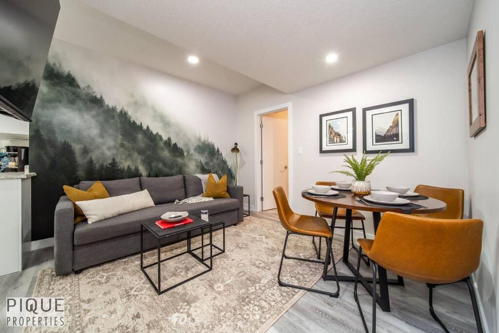 B&B Edmonton - NEW, Mountain Chic Suite, Whyte Avenue, Netflix, WiFi, Sleeps 6 - Bed and Breakfast Edmonton