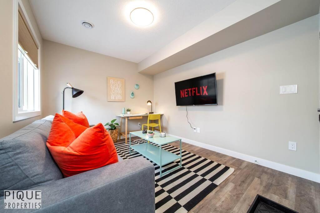 B&B Edmonton - NEW, Euro-Style Suite, Whyte Avenue, Netflix, Sleeps 6! - Bed and Breakfast Edmonton