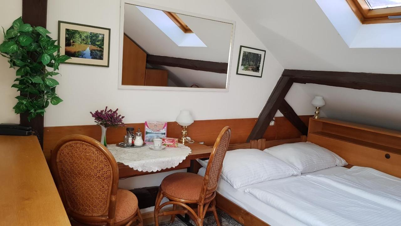 Doppel- oder Zweibettzimmer