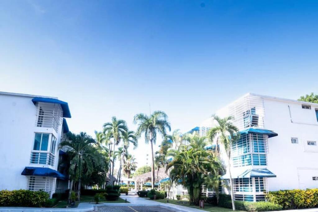 Playa Juan Dolio, RD-Acceso Privado A La Playa Justo Al Frente En 1ra Línea, Áreas Sociales, BBQ, Piscina, Gazebos-Parqueo-Wifi-Netflix-Al Lado De Minimarket, Restaurantes, Bares, Tiendas, Clubes de Playa, Campos De Golf, Bancos Comerciales y más - Ferienwohnung