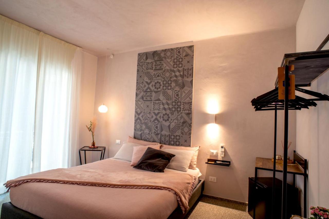 Habitación con cama grande y balcón