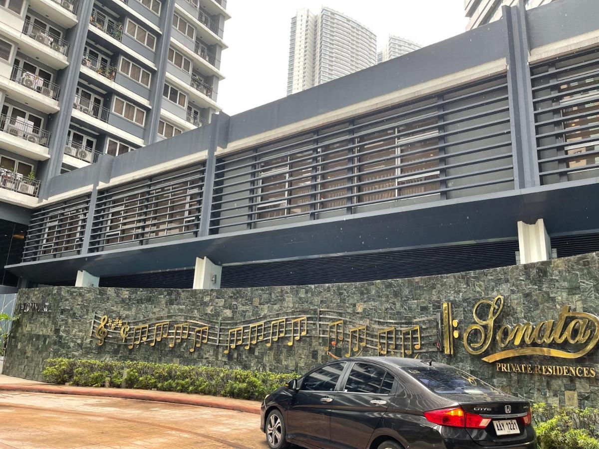 Luxury suite across SM Megamall - B&B