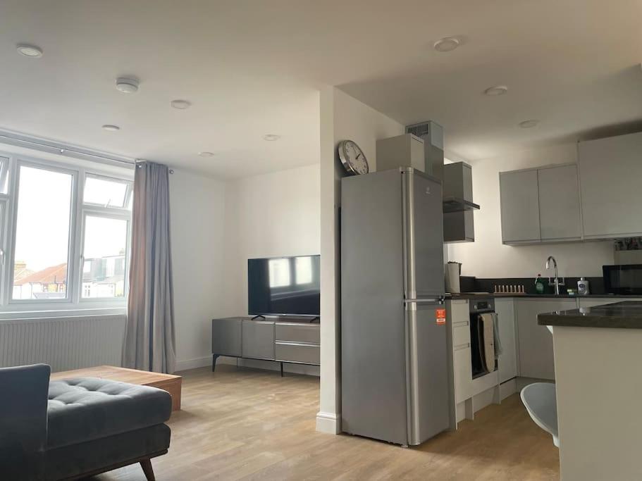 B&B Wanstead - Family friendly new flat at London Gants Hill Station near Ilford - Bed and Breakfast Wanstead