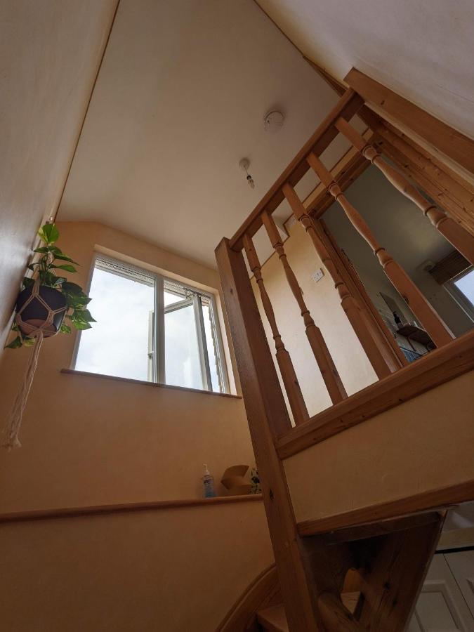 *Large Unique Retro Private Attic & Bathroom* - B&B