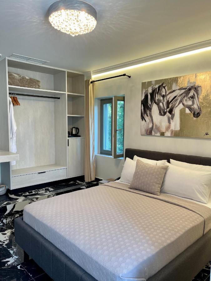 Dreibettzimmer mit Stadtblick