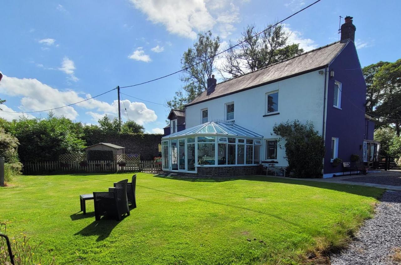 B&B Narberth - Hideaway Escapes, Farmhouse B&B, Ideal family stay or Romantic break, Friendly animals on our smallholding in a beautiful country setting close to Narberth - Bed and Breakfast Narberth