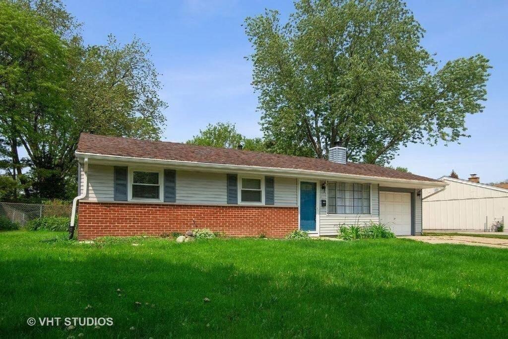 Pet Friendly Ranch Home 30 mins from O'Hare - B&B