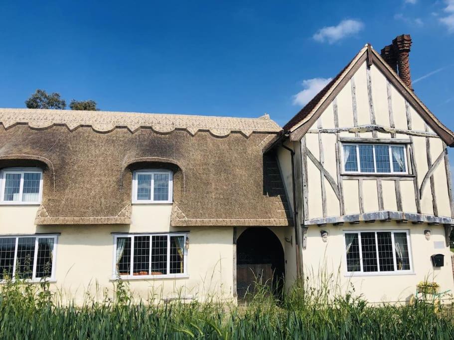 Beautiful thatched Dynes Cottage Finchingfield sleeps 10 - B&B