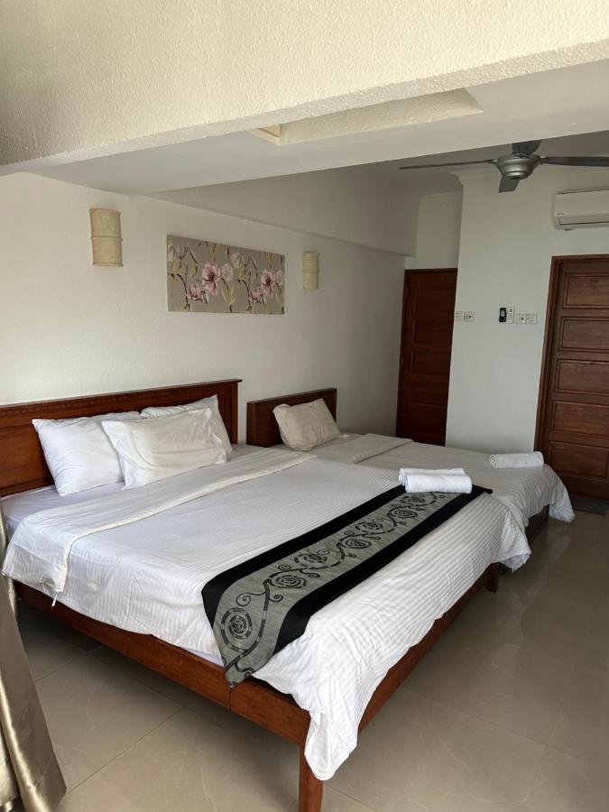 B&B Batu Feringgi - Beach Resort 19 Home Stay SRI SAYANG APARTMENT BATU FERRINGHI 3BEDROOM - Bed and Breakfast Batu Feringgi