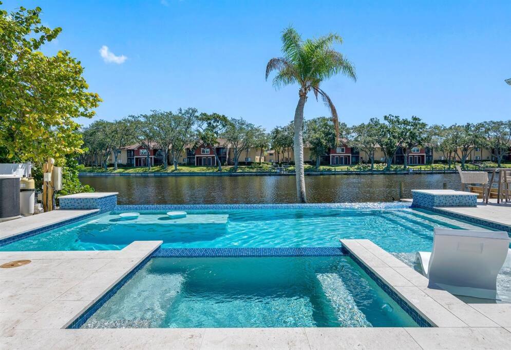 Stunning Waterfront Canal Home Heated Pool/Hot tub Amazing Views - B&B