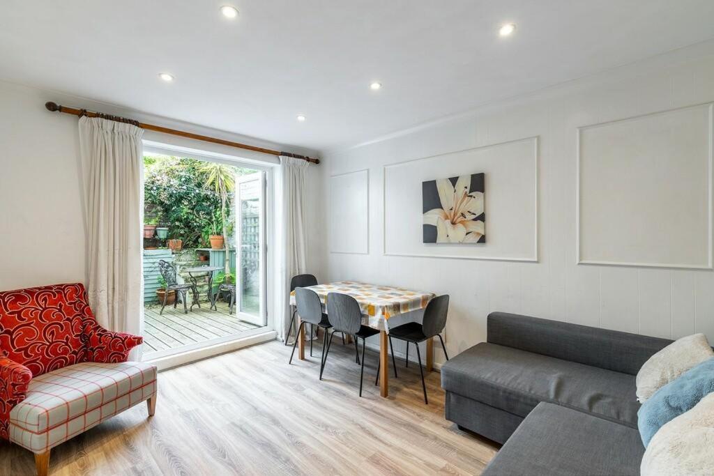 Lovely West London Entire Apartment - Bed and Breakfast Londen