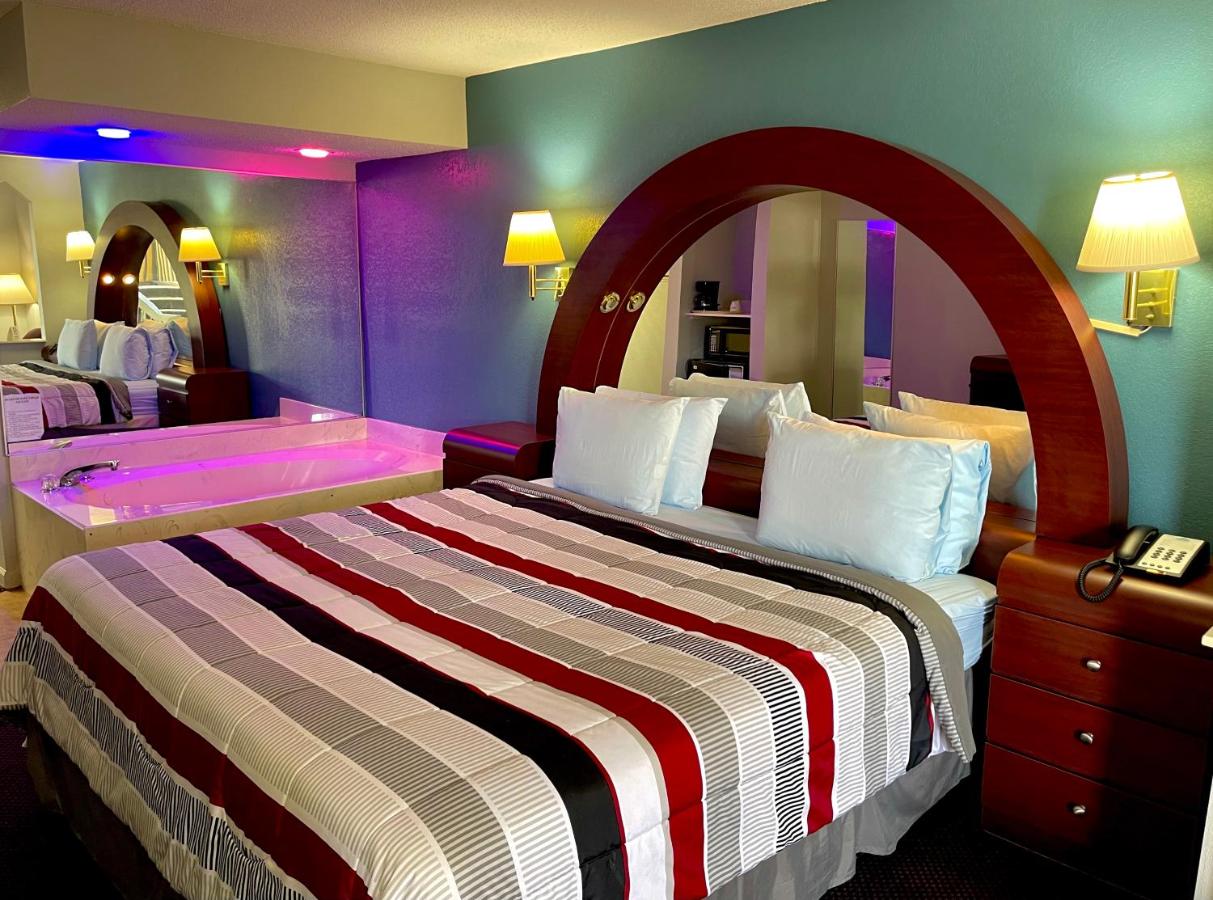 Zimmer mit Kingsize-Bett und Whirlpool