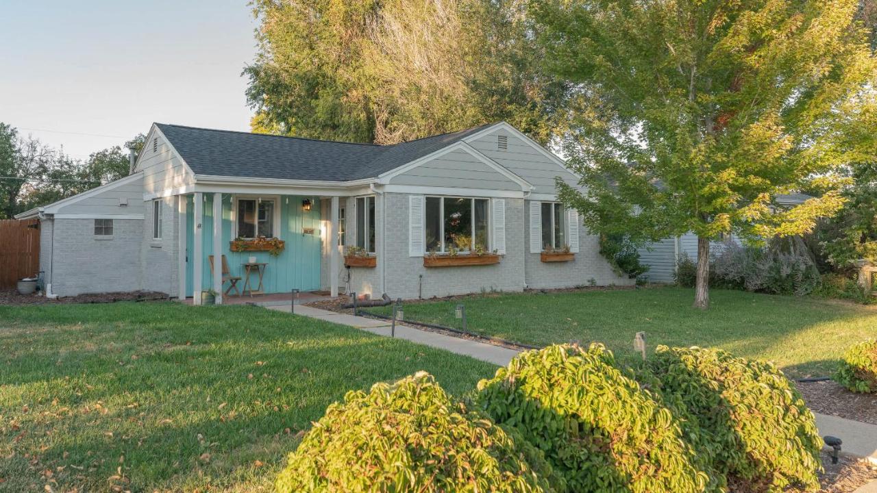 Comfy w King Bed Bring pup & walk 2 Everything - B&B Arvada